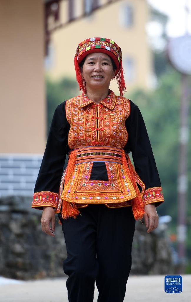 　在廣西蒼梧縣六堡鎮(zhèn)山坪村，祝雪蘭走在村道上（2022年9月22日攝）。新華社記者 陸波岸 攝